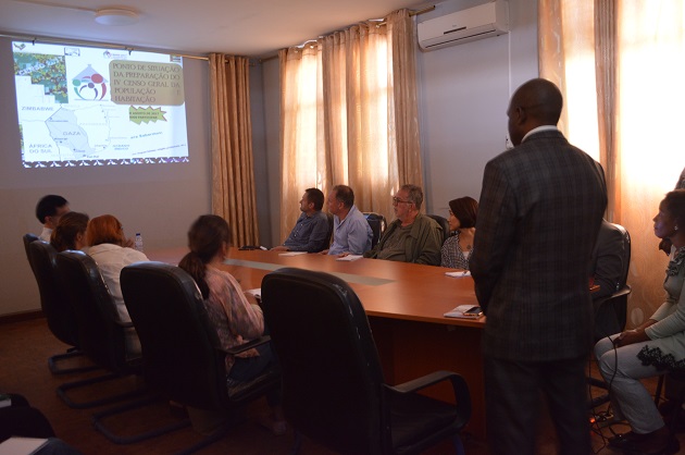 A equipe do INE em Gaza compartilha uma apresentação com os parceiros do Censo 2017. ©UNFPA Moçambique