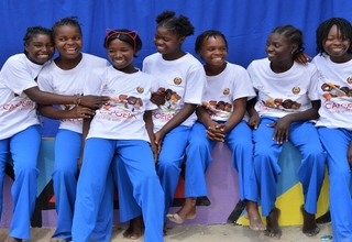 Raparigas que participam nas actividades de Capoeira Para Um Futuro como parte do Programa Global para Acabar com o Casamento In