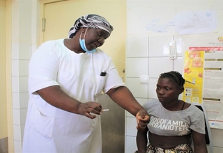 A enfermeira Lídia mostra à mãe de dois filhos, Sara, como administrar o contraceptivo auto-injectável no Centro de Saúde de Mut