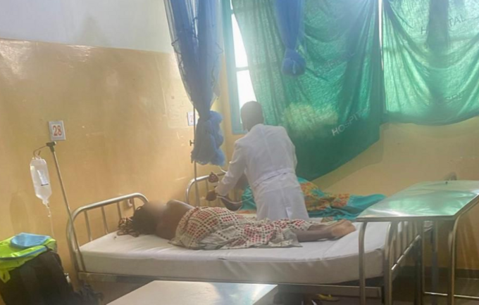 Uma enfermeira atende mulheres grávidas no centro de tratamento de cólera em Quelimane, Zambézia - a área mais afectada pelo cic