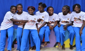 Raparigas que participam nas actividades de Capoeira Para Um Futuro como parte do Programa Global para Acabar com o Casamento In