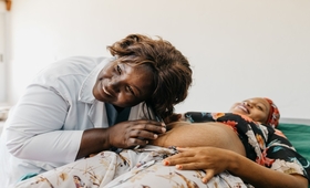 Obstetrícia: A enfermeira Edna Hilário faz a auscultação do bebé de Firosa durante a sua consulta de gravidez.