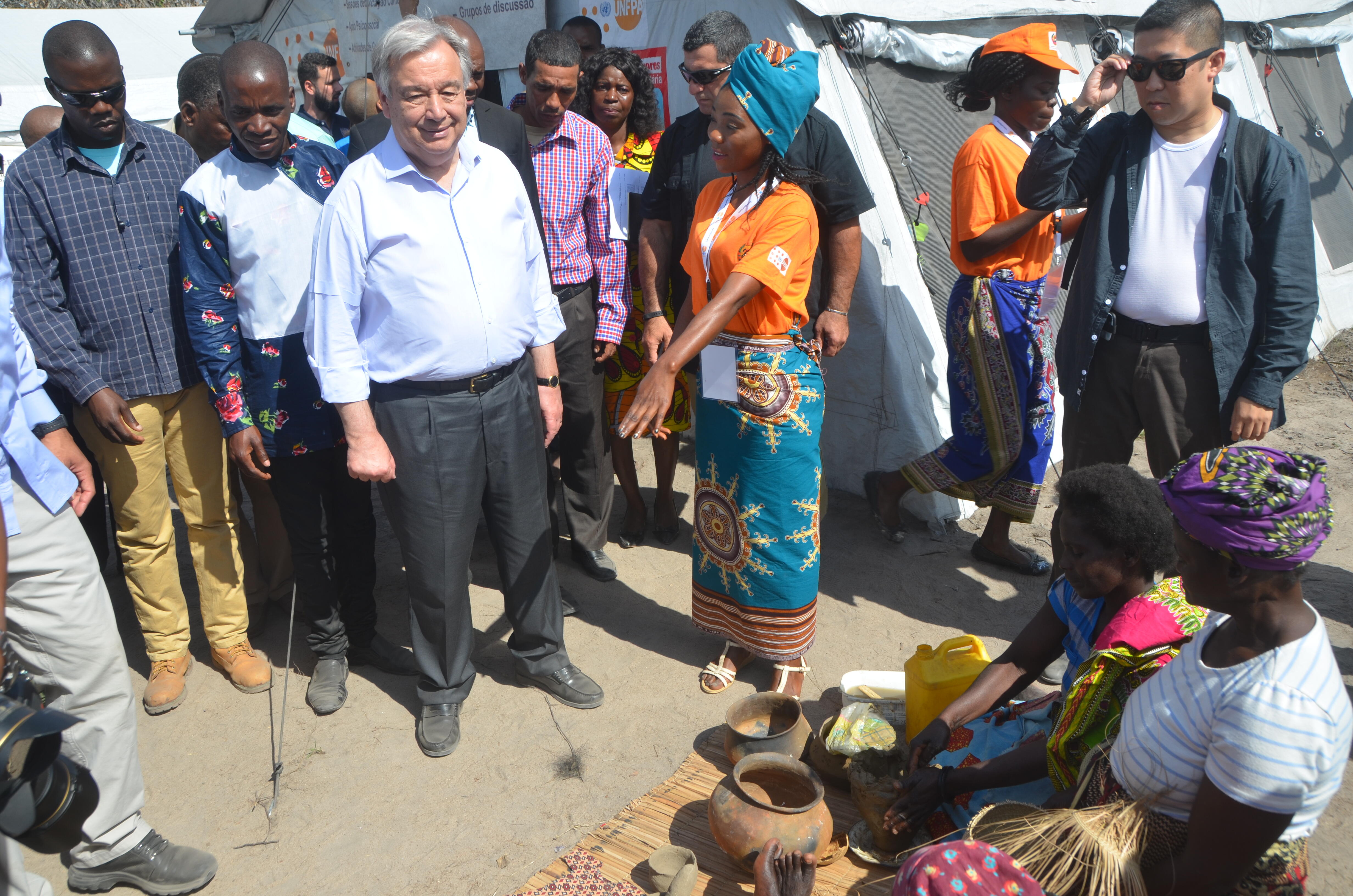 Secretário-geral visita o Espaço Amigo da Mulher e Rapariga em centro de reassentamento ©UNFPA Moçambique/Alex Muianga