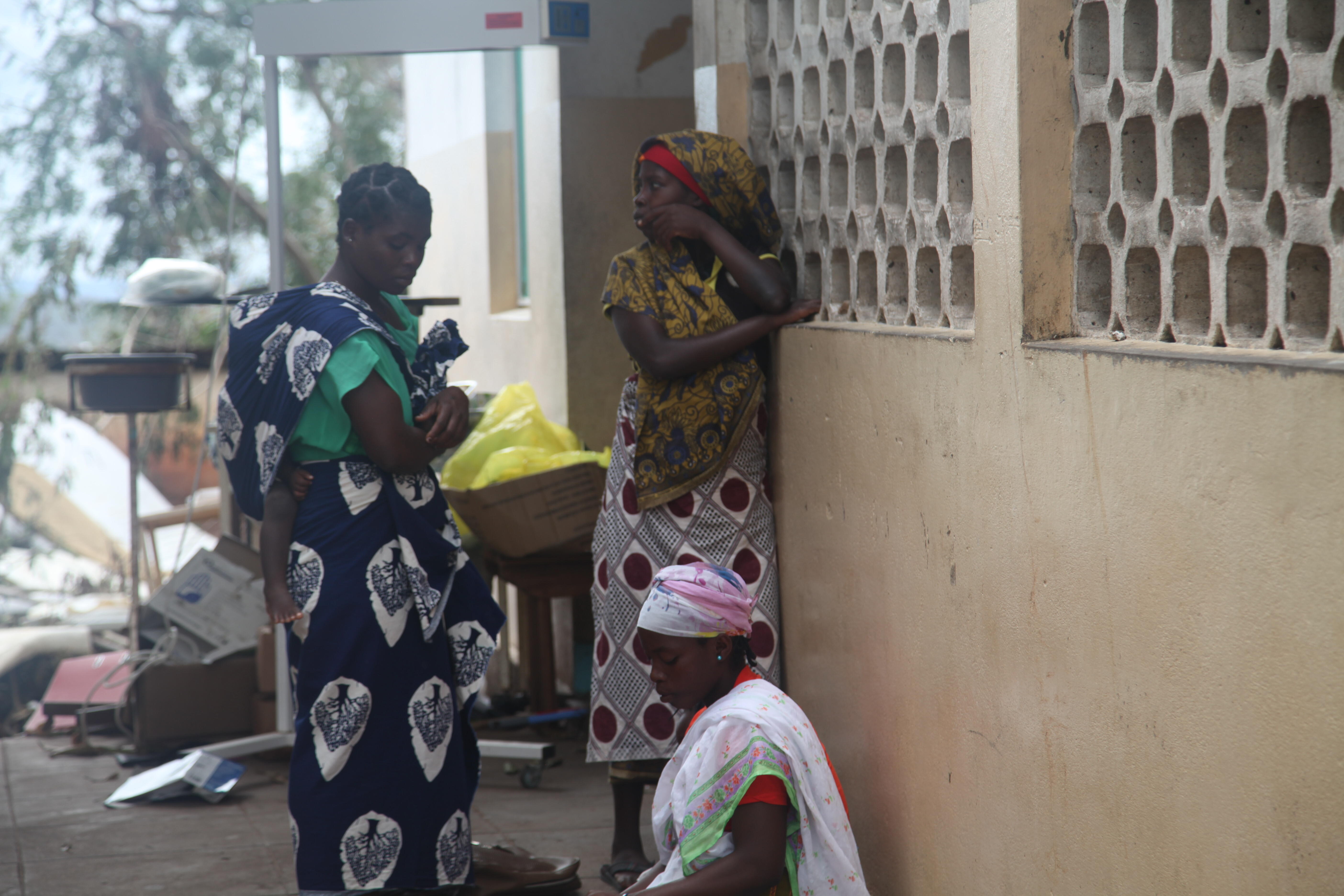 Mulheres são atendidas em salas improvisadas após destruição da maternidade em Macomia - Foto de UNFPA Moçambique / Natalia da Luz 