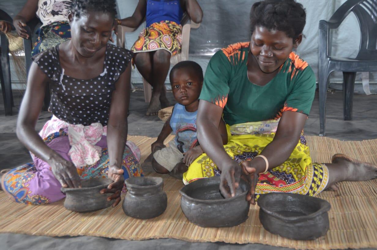 Mozambican women learn activities in the 'Women-Friendly Space' - © UNFPA Moçambique / Alex Muianga 