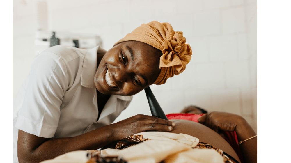 A maternal and child health nurse conducts an ante-natal care consultation for an expectant mother ©UNFPA Mozambique/Mbuto Machi