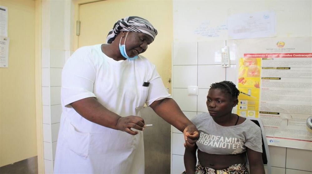 Nurse Lídia shows mother-of-two, Sara, how to administer the self-injectable contraceptive at the Mutauanha Health Center ©Helde