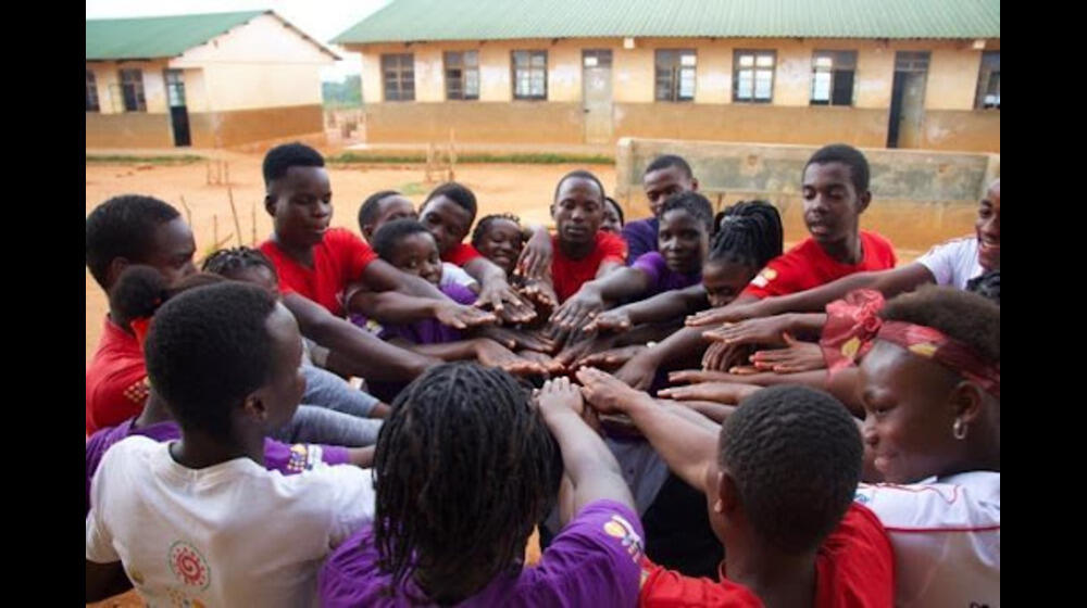 Group of Furancungo mentors and activists, yelling their battle cry