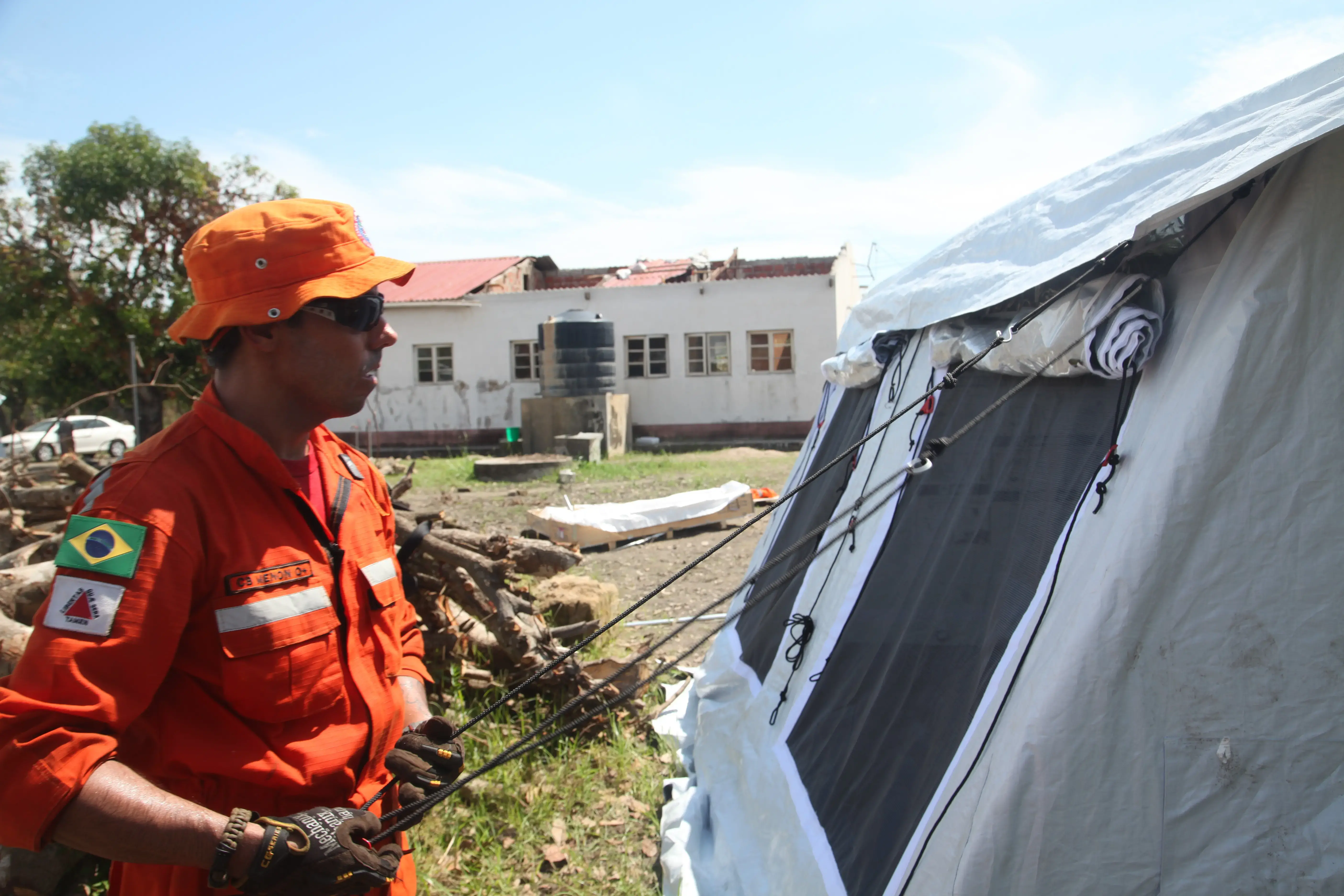 With support from Brazilian firefighters, UNFPA installs tents for health services